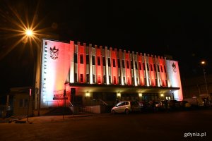 Muzeum Emigracji oświetlone barwami narodowymi // fot. Michał Puszczewicz