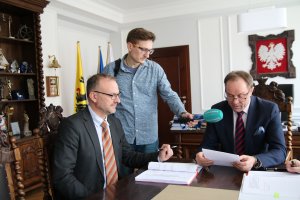 Podpisanie umowy w urzędzie marszałkowskim. Od lewej wiceprezydent Gdyni Michał Guć, dziennikarz Radia Gdańsk oraz marszałek województwa Mieczysław Struk