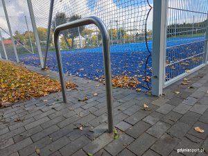 Obok boiska zamontowano stojak na rowery (fot. Marek Urbaniak)