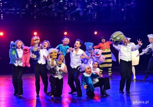 Zdjęcie z próby koncertu sylwestrowego „Rewia 90 & British”  w Teatrze Muzycznym. Scena zbiorowa. Artyści z muppetami  // fot. Magdalena Czernek