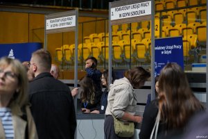 Uczestnicy Targ&oacute;w Pracy przy r&oacute;żnych stanowiskach