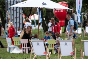 Plenerowe studia Polskiego Radia nadają z Gdyni przed „Lato z Radiem Festiwal”, fot. Dawid Linkowski