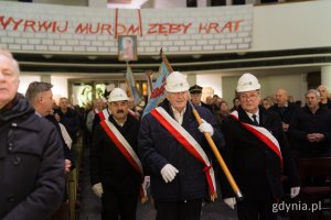 Uczestnicy uroczystości w kościele pw. Matki Bożej Nieustającej Pomocy i św. Piotra Rybaka