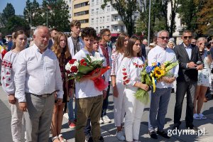 Grupa ukraińskiej młodzieży z Winnicy z kwiatami