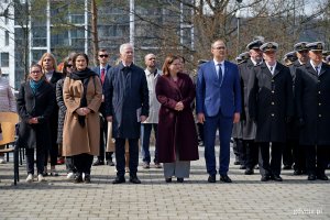 Od lewej: posłanka Dorota Arciszewska-Mielewczyk, senator Sławomir Rybicki, wiceprzewodniczący Rady Miasta Gdyni Ireneusz Trojanowicz, prezydent Gdyni Aleksandra Kosiorek, wicewojewoda pomorski Emil Rojek i kadm. Andrzej Ogrodnik - dow&oacute;dca 3. Flotylli Okręt&oacute;w podczas uroczystości z okazji Dnia Pamięci Ofiar Zbrodni Katyńskiej na Cmentarzu Wojennym w Redłowie