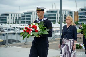 Przedstawicielka poseł Wiolety Tomczak składająca kwiaty podczas uroczystości z okazji 162. rocznicy urodzin inż. Tadeusza Wendy