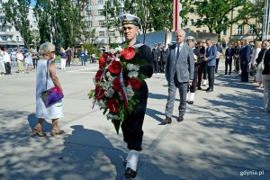 Senator Sławomir Rybicki składający kwiaty przed pomnikiem podczas uroczystości upamiętniających 81. rocznicę wybuchu powstania warszawskiego