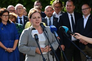 Przy mikrofonie prezydent Gdyni Aleksandra Kosiorek