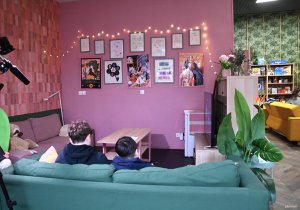 Dw&oacute;ch chłopc&oacute;w na kanapie