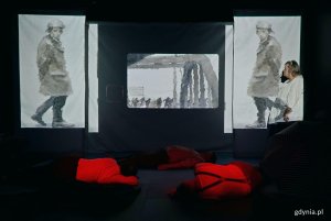 Zdjęcie z pr&oacute;by spektaklu &bdquo;Miasto moje '26&rdquo; Teatru Biuro Rzeczy Osobistych. Aktorzy w scenie zbiorowej 
