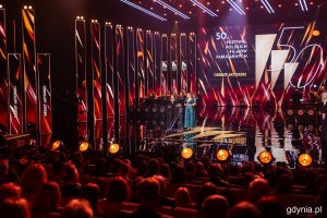 Anna Dymna i prezydent Gdyni Aleksandra Kosiorek wręczające nagrodę za debiut aktorski. Gala wręczenia nagród 50. Festiwalu Polskich Filmów Fabularnych w Gdyni w Teatrze Muzycznym (fot. Karol Stańczak)