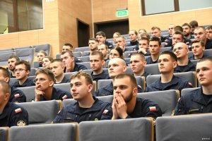 Młodzież w mundurach marynarki na widowni