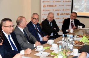 Od lewej minister Andrzej Adamczyk, wiceministrowie Marek Chodkiewicz i Kazimierz Smoliński, wiceprezydent Gdyni Marek Stępa i prezydent Gdyni Wojciech Szczurek, fot. Kamil Złoch