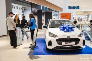 Konsultantki rozmawiają z osobami zainteresowanymi loterią