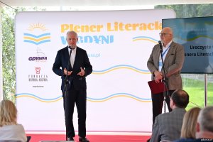 Na scenie senator Sławomir Rybicki i Jacek Oryl, organizator Pleneru Literackiego
