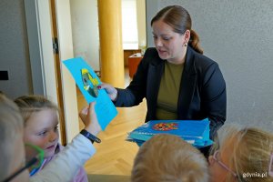 Prezydent Gdyni Aleksandra Kosiorek odbierająca laurki z rąk uczniów Szkoły Podstawowej nr 40 w Gdyni 