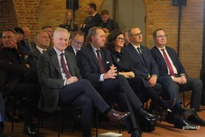 Na zdjęciu (od lewej) m.in.: senator Sławomir Rybicki, marszałek wojew&oacute;dztwa pomorskiego Mieczysław Struk, prezydent Gdańska Aleksandra Dulkiewicz, wicewojewoda pomorski Emil Rojek (fot. Magdalena Starnawska)