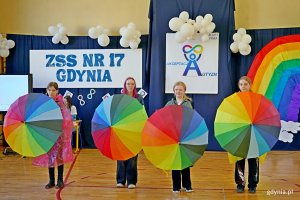 Uczennice ZSS 17 podczas występu tanecznego na uroczystości z okazji Światowego Dnia Świadomości Autyzmu 