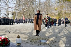 Posłanka Dorota Arciszewska-Mielewczyk składająca kwiaty podczas uroczystości z okazji Dnia Pamięci Ofiar Zbrodni Katyńskiej na Cmentarzu Wojennym w Redłowie 