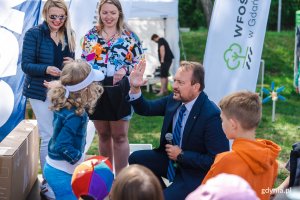 Wiceprezydent Marek Łucyk przybija tak zwaną piątkę z dziewczynką