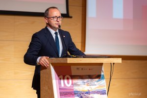 Przemawia wicemarszałek województwa pomorskiego Marcin Skwierawski. Panel otwierający konferencję „Modernizm w Europie – modernizm w Gdyni” – dzień pierwszy, piątek, 18 września (fot. Kamil Złoch)