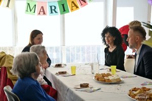 Prezydent Gdyni Aleksandra Kosiorek, Innocenta Nycz - kierowniczka Urzędu Stanu Cywilnego w Gdyni oraz przedstawiciel Szpitali Pomorskich podczas przyjęcia urodzinowego pani Marianny