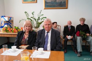 Para w odświętnych strojach