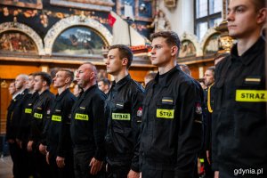 Strażacy podczas uroczystej zbiorki w Dworze Artusa w Gdańsku
