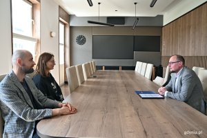 Mariusz Bzdęga &ndash; dyrektor zarządzający ds. kultury i aktywności mieszkańc&oacute;w Urzędu Miasta Gdyni oraz Karolina Kurpiewska-Berendt wraz z mężem Krzysztofem podczas spotkania w gdyńskim ratuszu