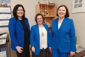 Trzy kobiety w niebieskich marynarkach