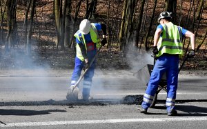 Wraz z początkiem wiosny Zarząd Dróg i Zieleni rozpoczął prace remontowe i naprawcze, fot. Kamil Złoch