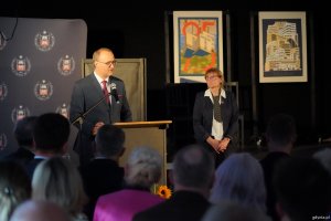 Na zdjęciu Emil Rojek, wicewojewoda pomorski i Elżbieta Zaręba, dyrektor II LO w Gdyni 