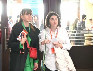 Dwie kobiety z identyfikatorami