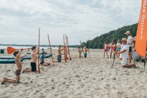 Dzieci z instruktorem na plaży