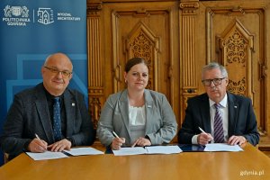 Od lewej: prof. Dariusz Mikielewicz &ndash; prorektor ds. nauki Politechniki Gdańskiej, prezydent Gdyni Aleksandra Kosiorek i prof. Jakub Szczepański &ndash; dziekan Wydziału Architektury Politechniki Gdańskiej podczas podpisywania listu intencyjnego dotyczącego wsp&oacute;łpracy pomiędzy Gdynią a Politechniką Gdańską