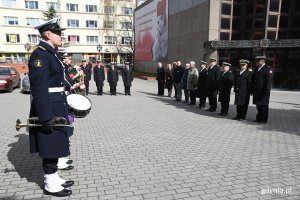 Uczestnicy obchodów 12. rocznicy katastrofy smoleńskiej zebrani przed Bazyliką Morską // fot. Magdalena Czernek