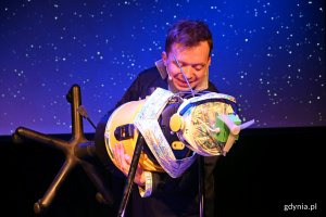 Zdjęcie z próby spektaklu „Dlaczego nie lecimy do gwiazd?” w Teatrze Gdynia Główna. Na fotografii STASIU, czyli Samowystarczalny Towarzysz Astronauty o Sztucznej Inteligencji i Uczuciach // fot. Magdalena Czernek