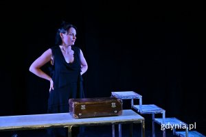 Krzysztofa Gomółka-Pawlicka podczas próby spektaklu „NFZ – Nowoczesna Forma Zrozumienia” w ramach projektu „SymulAkcja! Gdzie medycyna spotyka teatr” 
