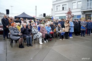 Uczestnicy uroczystości upamiętniających 86. rocznicę pierwszych wysiedleń gdynian zebrani przed pomnikiem Gdynian Wysiedlonych 