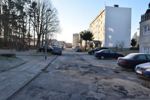 Dziurawa ulica, która może się doczekać remontu dzięki inwestycji Rady Dzielnicy Dąbrowa / fot. Lechosław Dzierżak