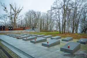 Groby marynarzy przy Kwaterze Pamięci na cmentarzu Marynarki Wojennej podczas uroczystości upamiętniających marynarzy represjonowanych przez władze komunistyczne w okresie powojennym 