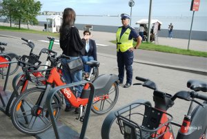 Na zdjęciu: mł. asp. Ewa Kurowska podczas akcji edukacyjnej na bulwarze (fot. Magdalena Starnawska)