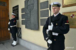 Posterunek honorowy przy tablicy Marynarzy Polskich Zamordowanych na Wschodzie // fot. Magdalena Czernek