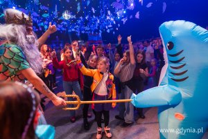 Dzieci bawiące się na balu karnawałowym