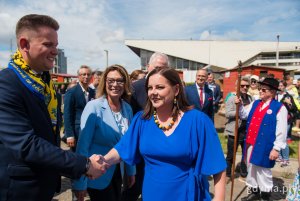 Prezydent Gdyni Aleksandra Kosiorek wita się z Adamem Labuhnem, prezesem gdyńskiego oddziału Zrzeszenia Kaszubsko-Pomorskiego. Z tyłu stoją m.in. marszałek Senatu RP Małgorzata Kidawa-Błońska, senator Sławomir Rybicki i wicewojewoda pomorski Emil Rojek