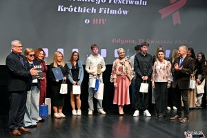 Anna Obuchowska &ndash; pomorski państwowy wojew&oacute;dzki inspektor sanitarny i członkowie jury z uczniami Zespołu Szk&oacute;ł Ponadpodstawowych w Czarnej Wodzie, kt&oacute;rzy zajęli II miejsce 