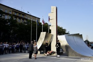 Kwiaty pod Pomnikiem Polski Morskiej złożyli m.in. radni miasta - Elżbieta Sierżęga i Zenon Roda // fot. Paweł Kukla