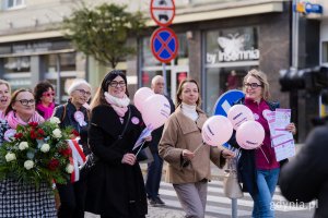Od prawej: radne miasta Agnieszka Tokarska i Larysa Kramin, posłanka Wioleta Tomczak i radna miasta Joanna Zielińska podczas Marszu Różowej Wstążki 