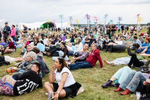 Uczestnicy Open'era na terenie miasteczka festiwalowego 