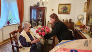 Prezydent Gdyni Aleksandra Kosiorek wręcza kwiaty jubilatce Marii Frączak